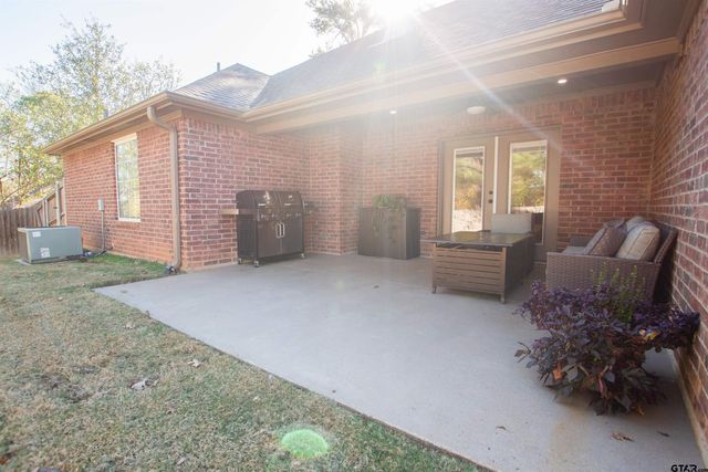 2618 Prestwick Rd, Jacksonville, TX 75766