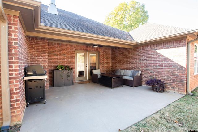 2618 Prestwick Rd, Jacksonville, TX 75766