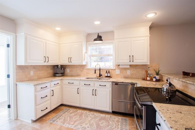 2618 Prestwick Rd, Jacksonville, TX 75766