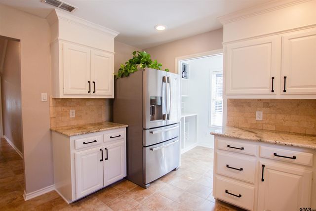 2618 Prestwick Rd, Jacksonville, TX 75766