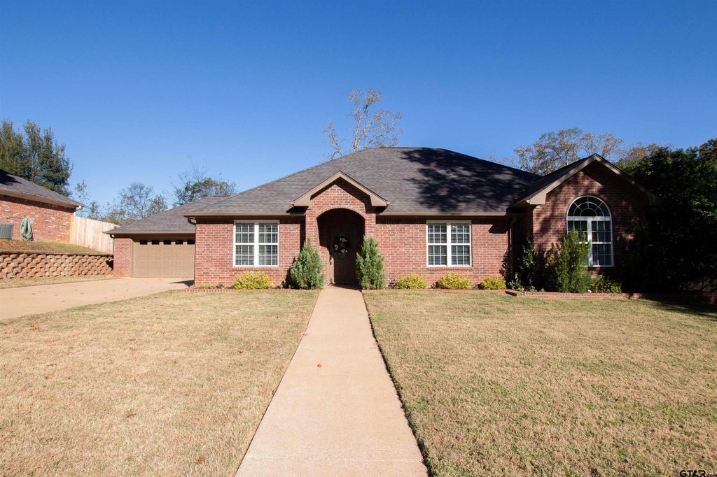 2618 Prestwick Rd, Jacksonville, TX 75766