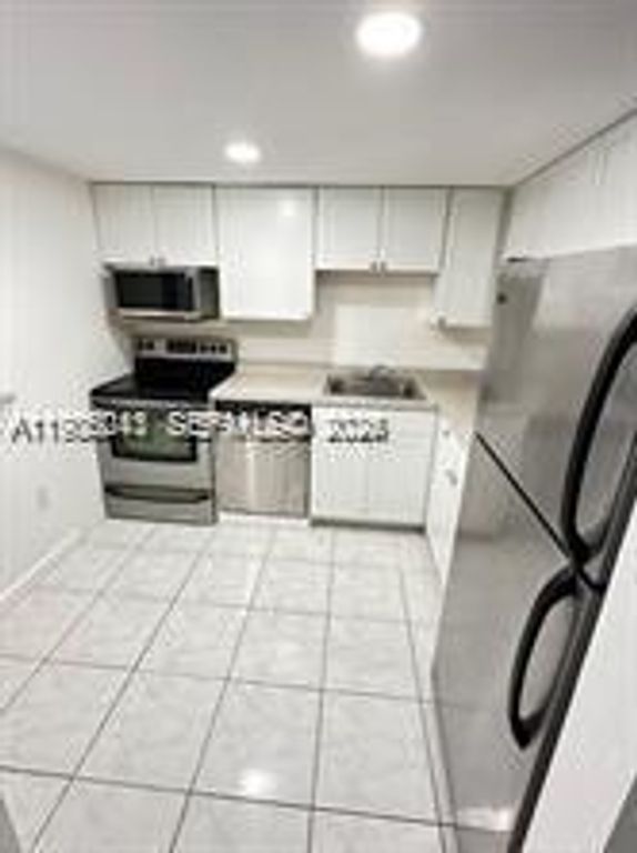 16950 W Dixie Hwy A128 Hwy A128 A128, North Miami Beach, FL 33160