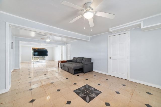 196 Barracuda Street, Bayou Vista, TX 77563