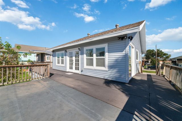 196 Barracuda Street, Bayou Vista, TX 77563