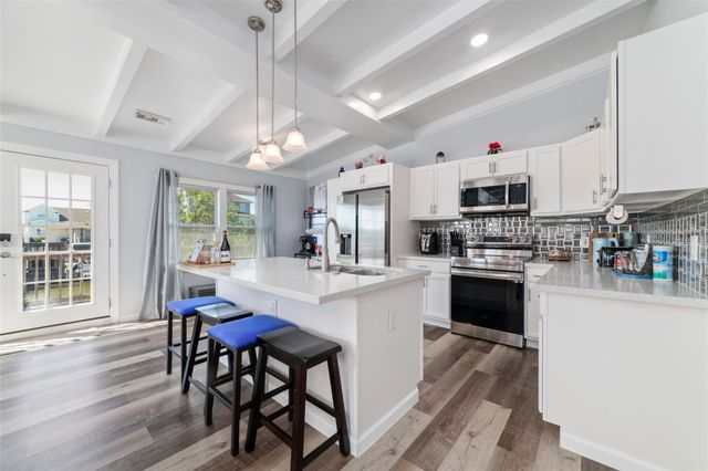 196 Barracuda Street, Bayou Vista, TX 77563