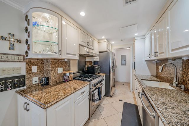 419 Clubhouse Court, Coram, NY 11727