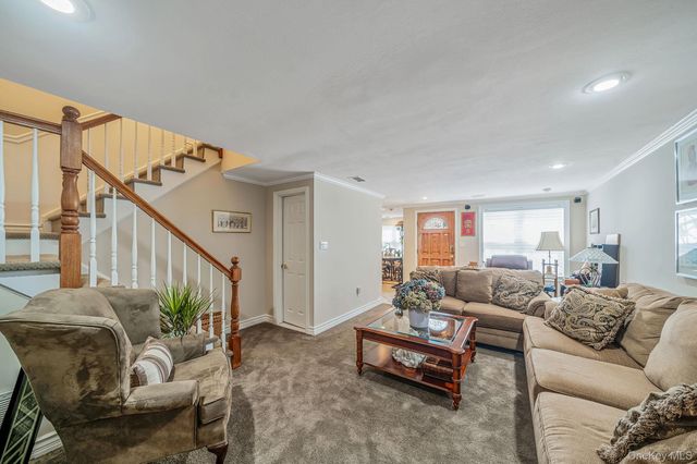 419 Clubhouse Court, Coram, NY 11727