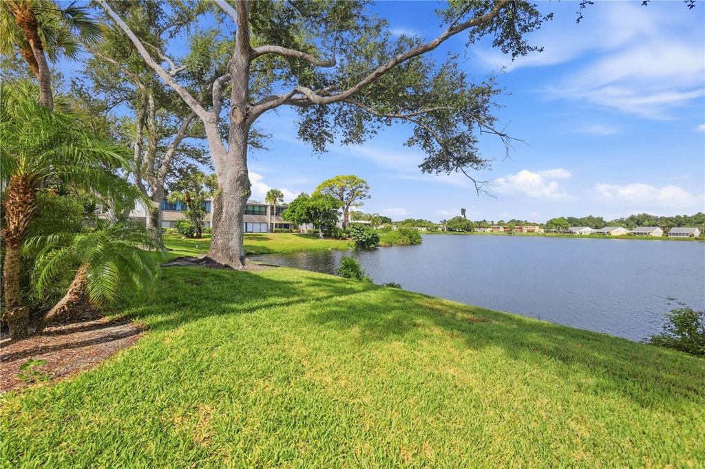 Image 7 of property listing at 307 TIMBERLAKE DRIVE 307, Bradenton, FL 34210
