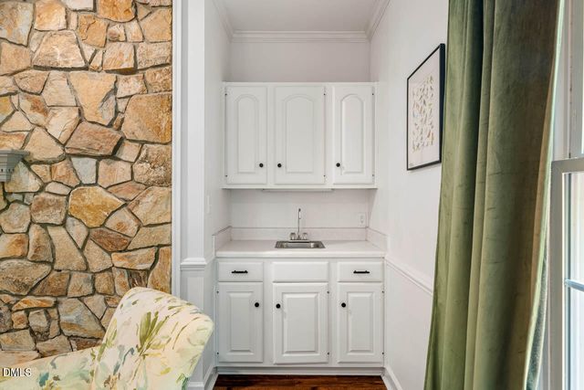 6 St James Place, Chapel Hill, NC 27514