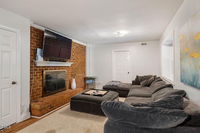 6 St James Place, Chapel Hill, NC 27514