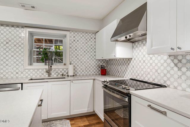 6 St James Place, Chapel Hill, NC 27514