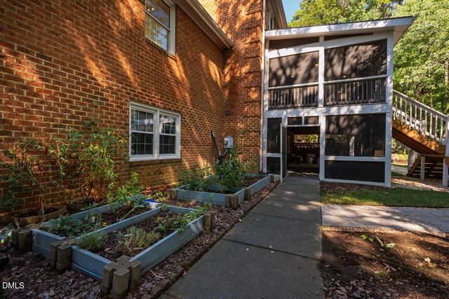 6 St James Place, Chapel Hill, NC 27514