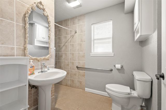 304 E Dumble Street, Alvin, TX 77511