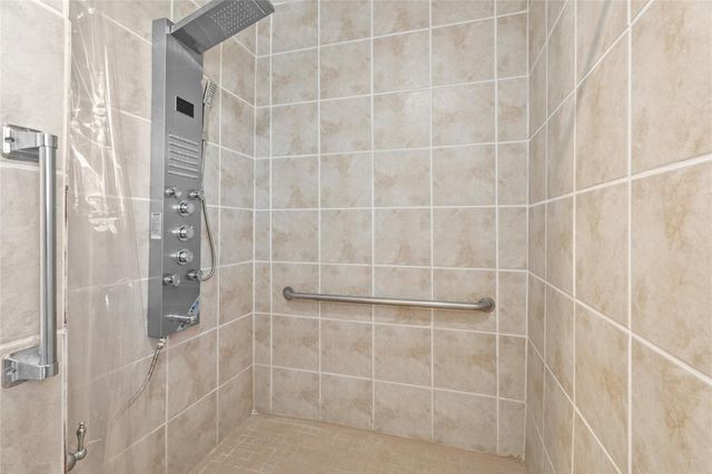 304 E Dumble Street, Alvin, TX 77511