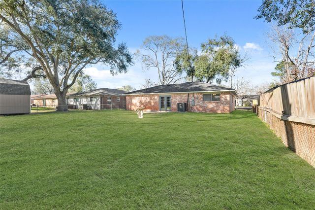 304 E Dumble Street, Alvin, TX 77511