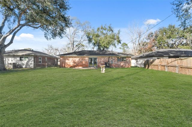 304 E Dumble Street, Alvin, TX 77511