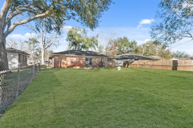 304 E Dumble Street, Alvin, TX 77511