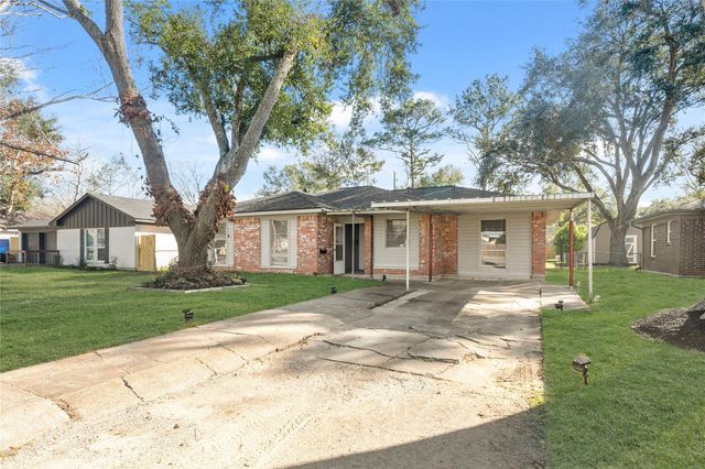 304 E Dumble Street, Alvin, TX 77511