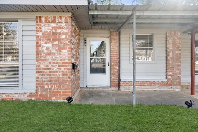 304 E Dumble Street, Alvin, TX 77511