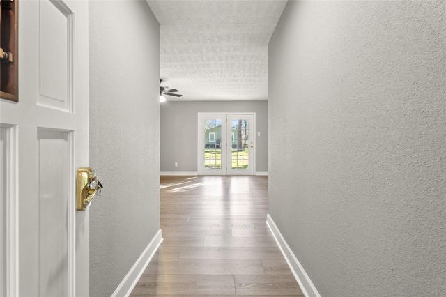 304 E Dumble Street, Alvin, TX 77511