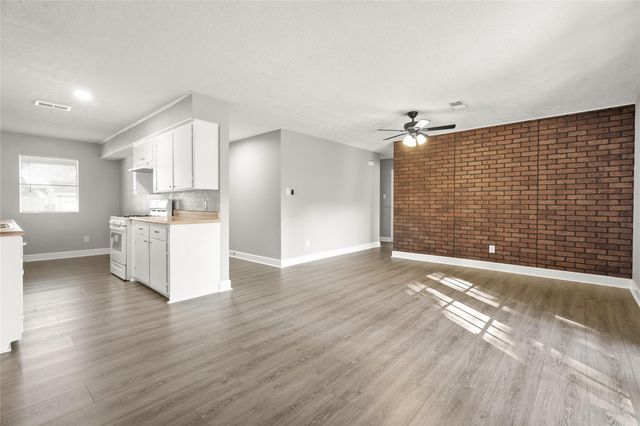 304 E Dumble Street, Alvin, TX 77511