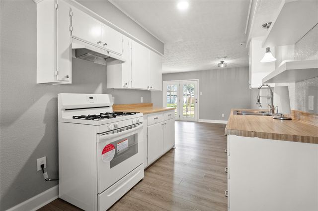 304 E Dumble Street, Alvin, TX 77511