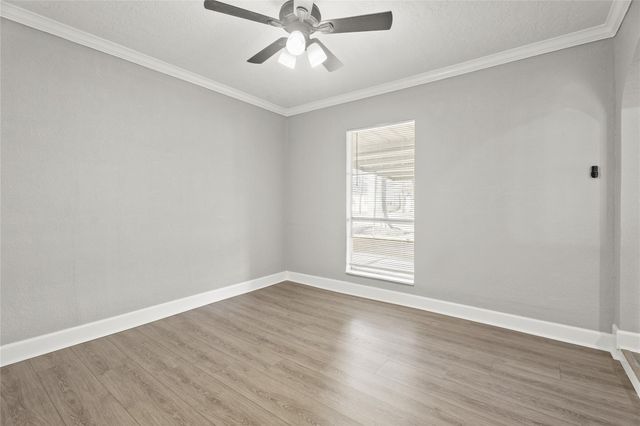 304 E Dumble Street, Alvin, TX 77511