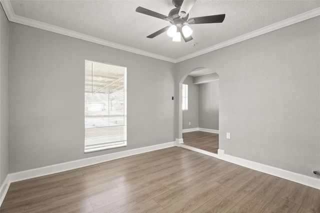 304 E Dumble Street, Alvin, TX 77511