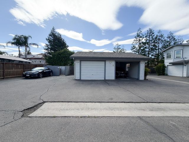505 S Del Norte Avenue, Kerman, CA 93630