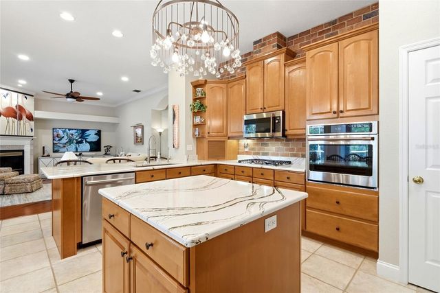 1246 DARLINGTON OAK CIRCLE NE, St Petersburg, FL 33703