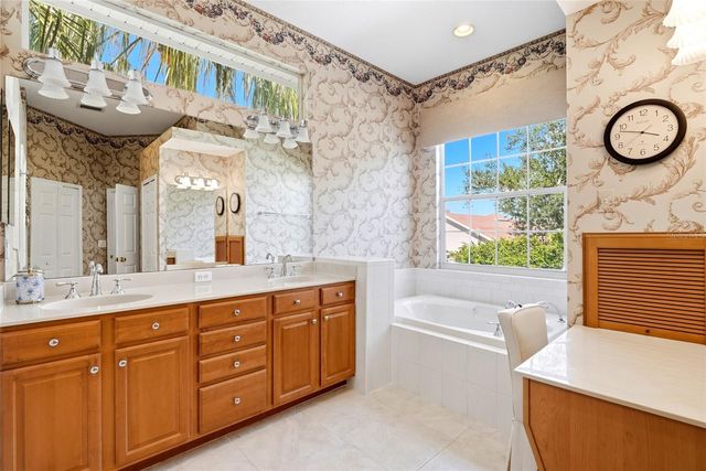 1246 DARLINGTON OAK CIRCLE NE, St Petersburg, FL 33703