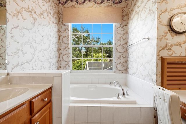 1246 DARLINGTON OAK CIRCLE NE, St Petersburg, FL 33703