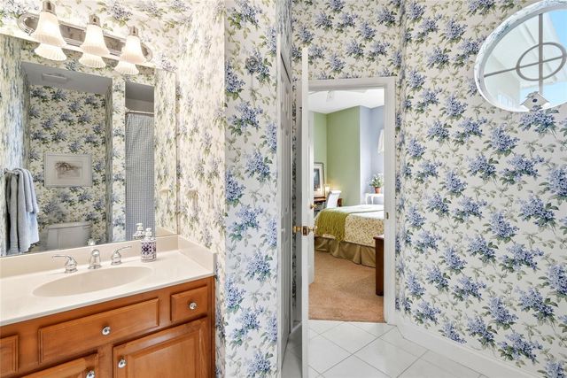 1246 DARLINGTON OAK CIRCLE NE, St Petersburg, FL 33703
