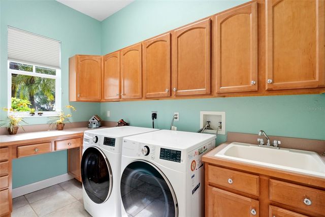 1246 DARLINGTON OAK CIRCLE NE, St Petersburg, FL 33703