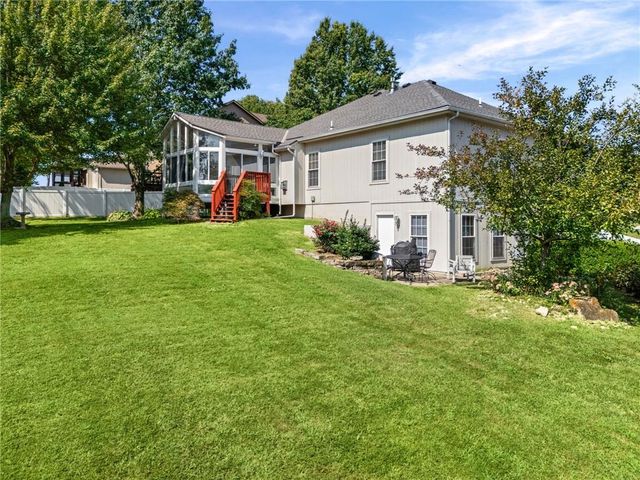1608 NE Craigievar Court, Blue Springs, MO 64014