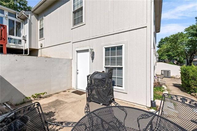 1608 NE Craigievar Court, Blue Springs, MO 64014
