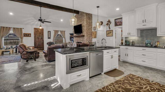 212 Amanda Drive, Weatherford, TX 76088