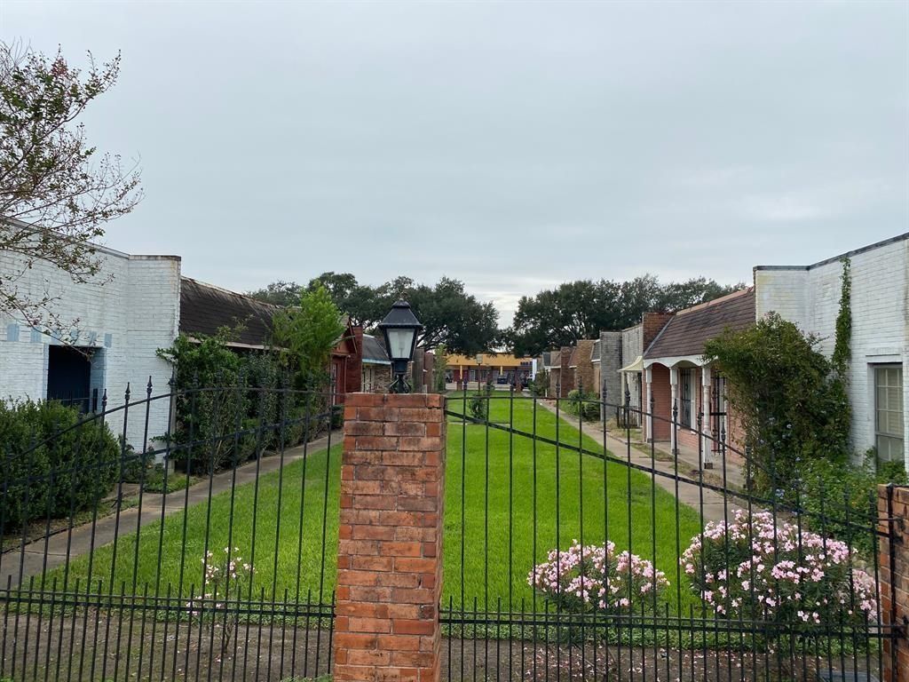 9537 Braeburn Glen Boulevard, Houston, TX 77074