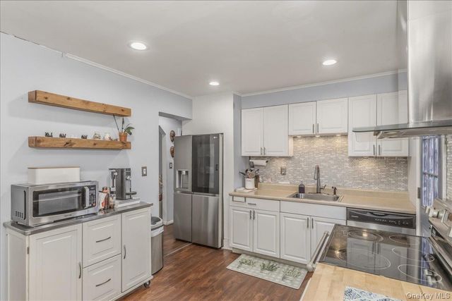 86 Oceanview Avenue, Valley Stream, NY 11581