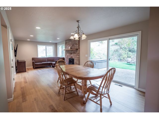 76377 MOSBY CREEK Rd, Cottage Grove, OR 97424