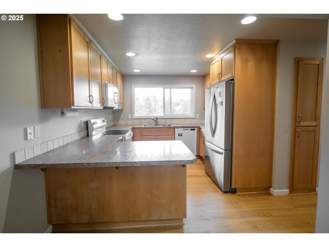 76377 MOSBY CREEK Rd, Cottage Grove, OR 97424