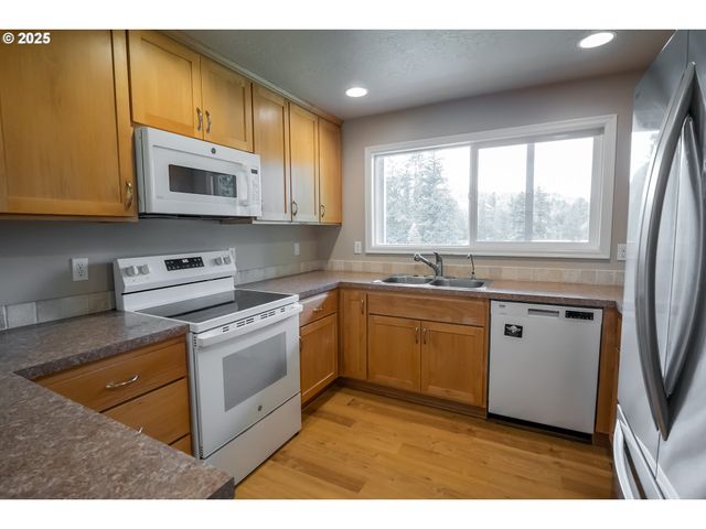 76377 MOSBY CREEK Rd, Cottage Grove, OR 97424