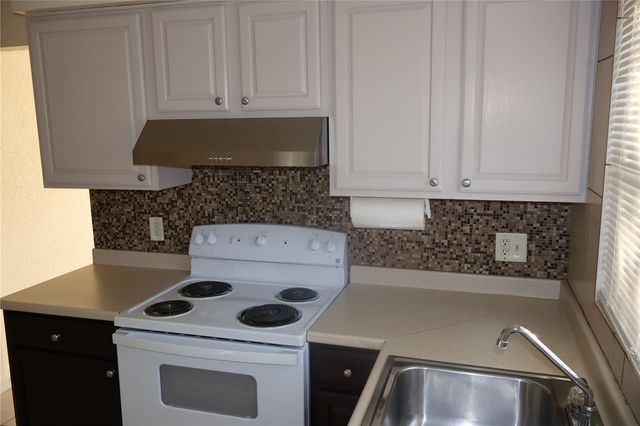 2411 W LEMON STREET B, Tampa, FL 33609