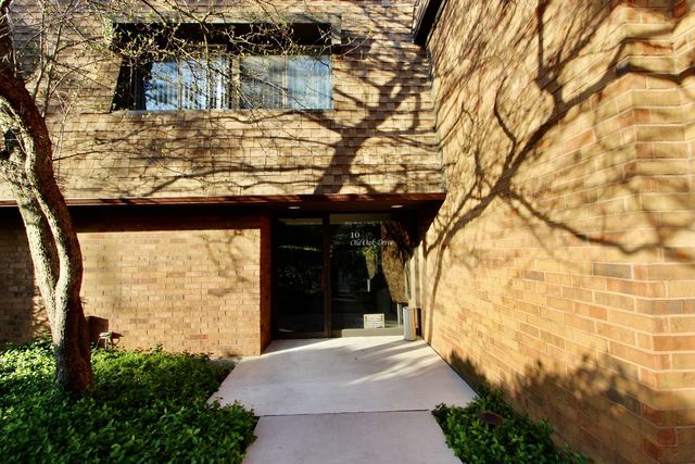 10 Old Oak Drive 103, Buffalo Grove, IL 60089