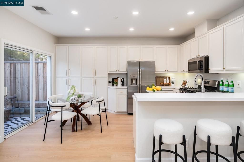 Image 11 of property listing at 170 Shadowhill Cir, San Ramon, CA 94583