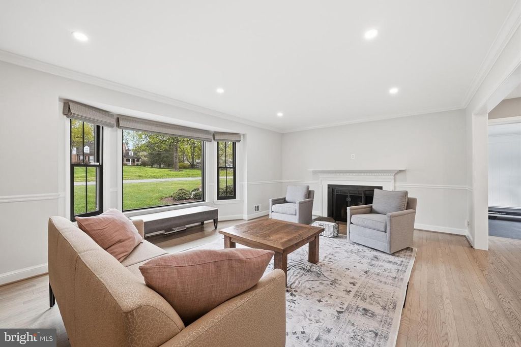 Image 10 of property listing at 10712 LOCKLAND RD, Potomac, MD 20854