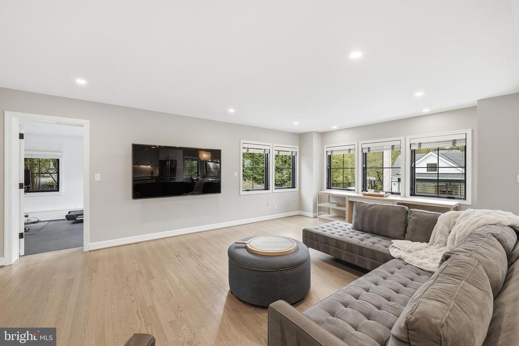 Image 15 of property listing at 10712 LOCKLAND RD, Potomac, MD 20854