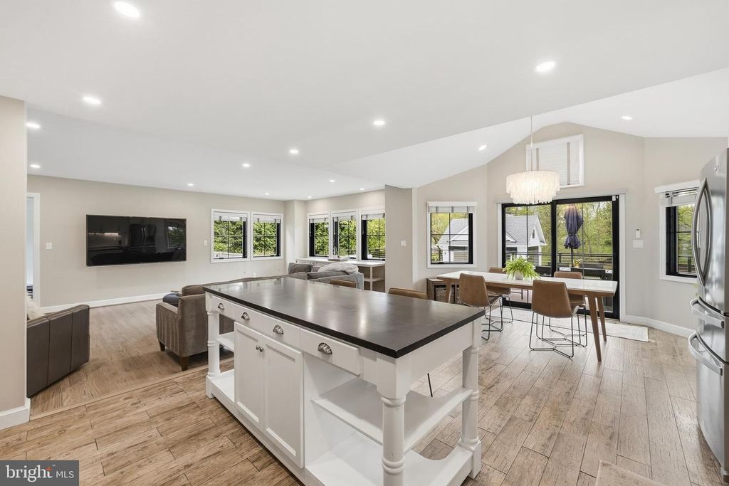 Image 17 of property listing at 10712 LOCKLAND RD, Potomac, MD 20854