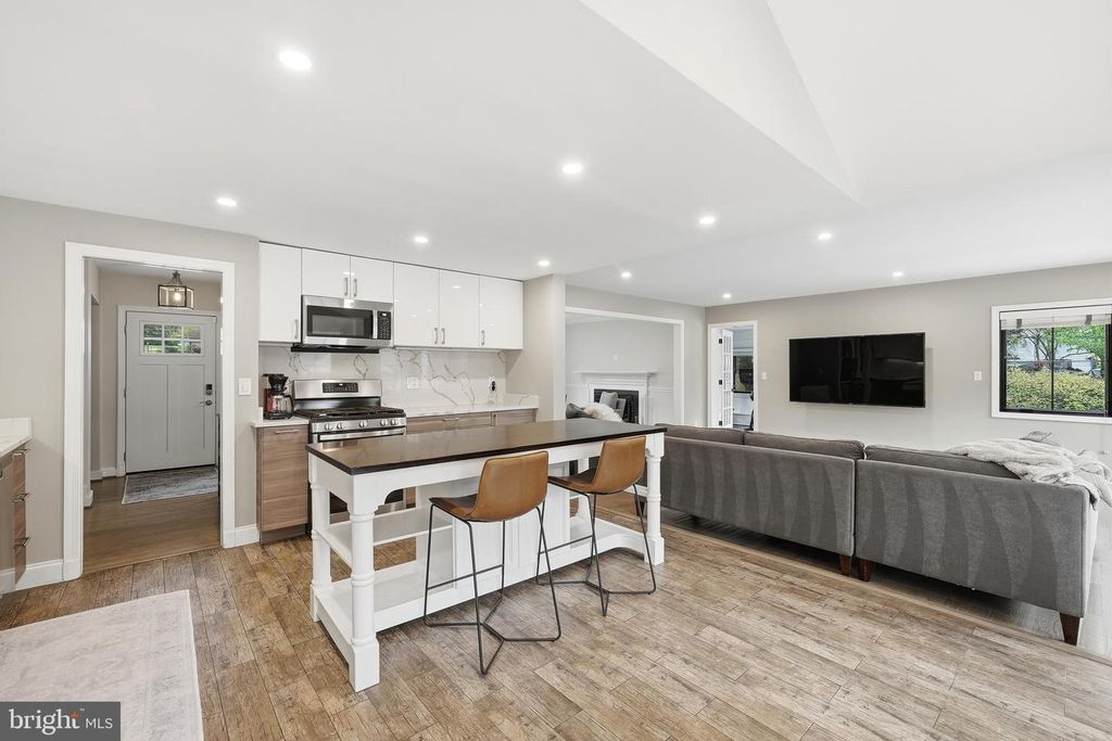 Image 18 of property listing at 10712 LOCKLAND RD, Potomac, MD 20854