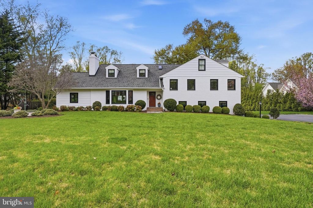 Image 2 of property listing at 10712 LOCKLAND RD, Potomac, MD 20854